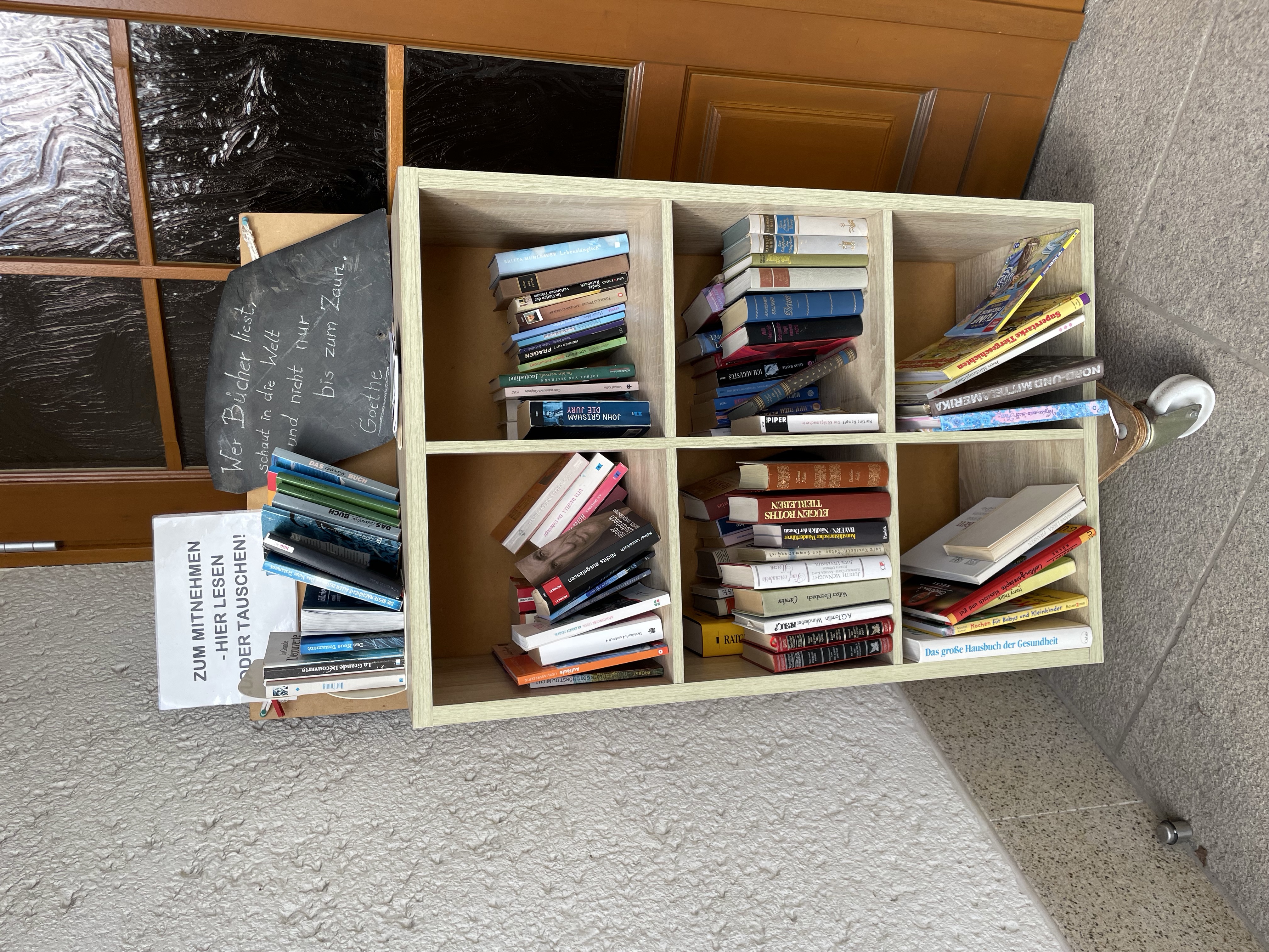 2025 08 Koffer im Vorgarten